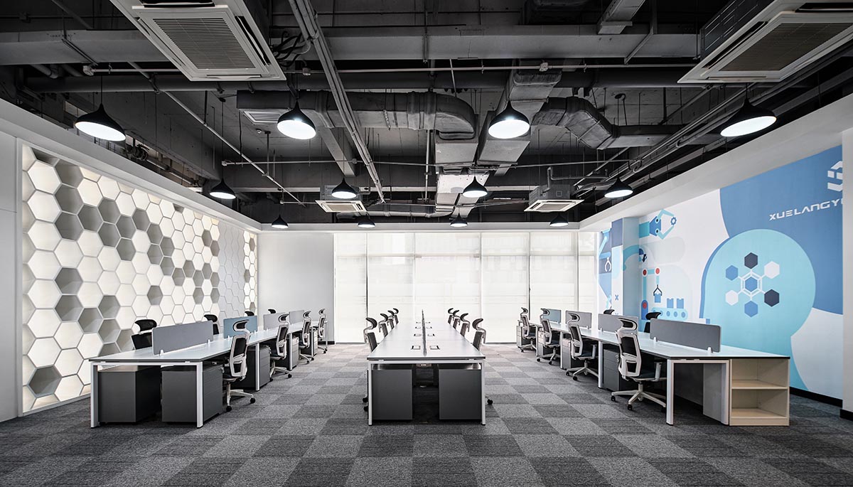 雪浪云科技公司現(xiàn)代極簡(jiǎn)風(fēng)辦公室裝修設(shè)計(jì)案例(圖4)