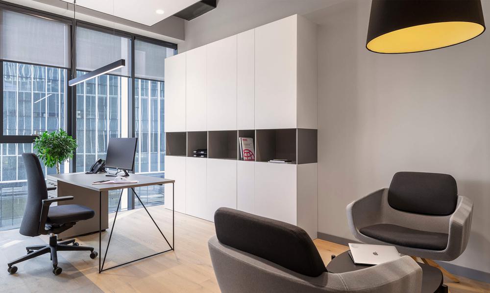 簡約大氣的建筑工程公司辦公室裝修設(shè)計案例(圖4)