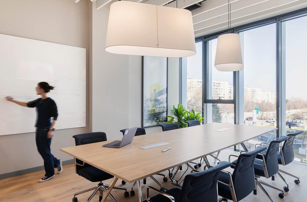 簡約大氣的建筑工程公司辦公室裝修設(shè)計案例(圖9)