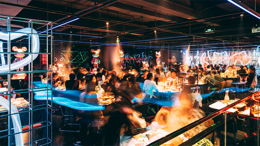 時尚潮酷賽博朋克風(fēng)牛蛙火鍋店裝修設(shè)計方案(圖3)