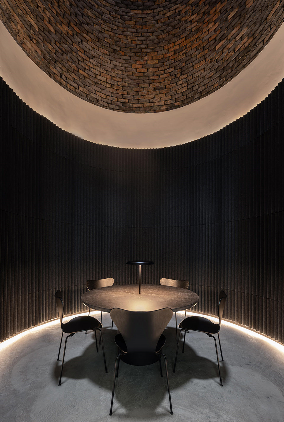 綠色工業(yè)風戴森全球總部辦公樓裝修設(shè)計方案(圖9)