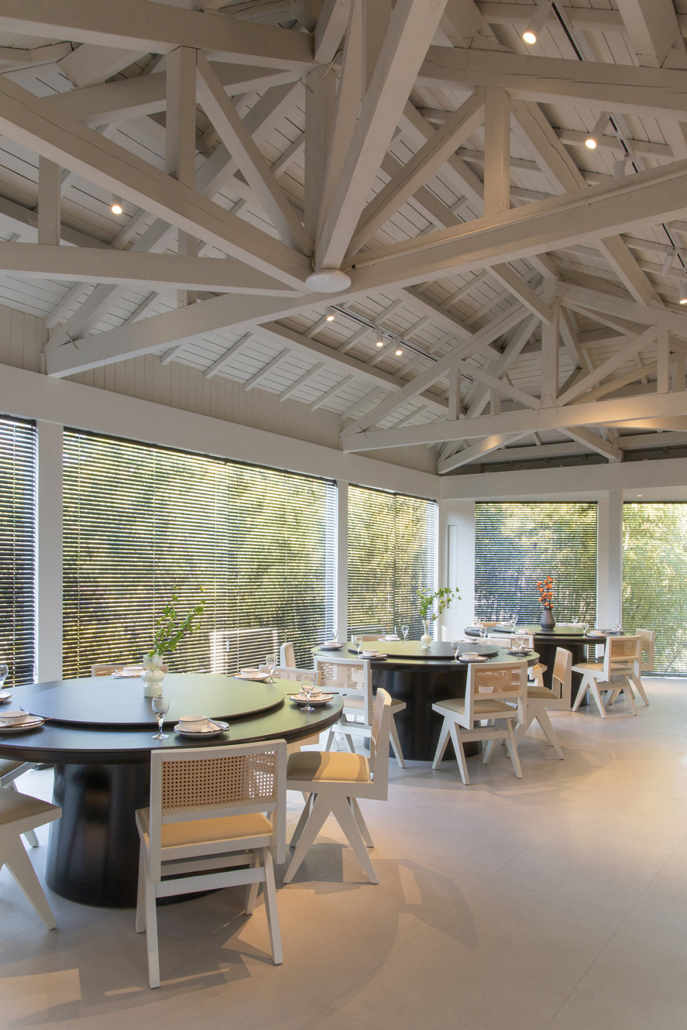 入云餐廳設(shè)計  20年餐飲老店翻新改造設(shè)計案例(圖5)