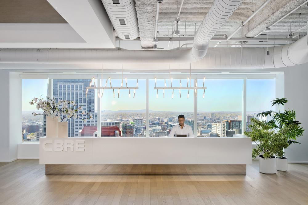 開(kāi)敞明亮的國(guó)外房地產(chǎn)公司辦公室裝修設(shè)計(jì)方案(圖2)