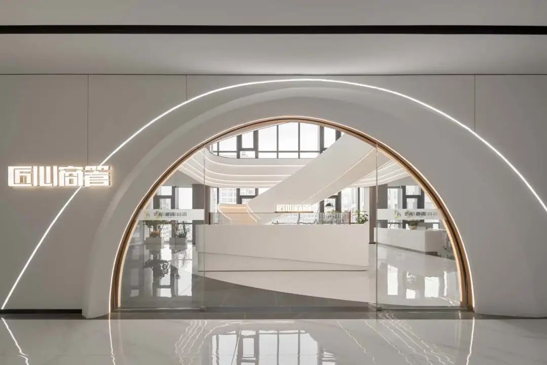 甲級寫字樓匠心商管高端企業(yè)辦公室裝修設(shè)計(jì)(圖1)