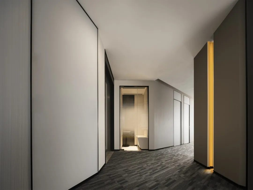 極簡(jiǎn)現(xiàn)代 金融公司的高級(jí)感辦公室裝修設(shè)計(jì)案例(圖2) 極簡(jiǎn)現(xiàn)代 金融公司的高級(jí)感辦公室裝修設(shè)計(jì)案例(圖2)