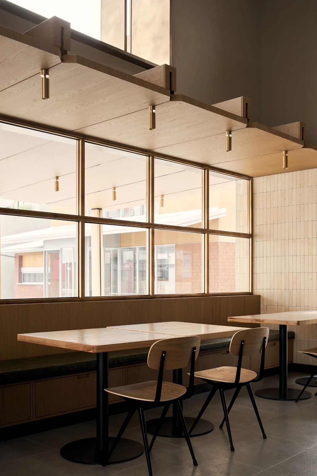 珍煲糖水·砂鍋·小海鮮融合餐廳裝修設(shè)計方案(圖10) 珍煲糖水·砂鍋·小海鮮融合餐廳裝修設(shè)計方案(圖10)