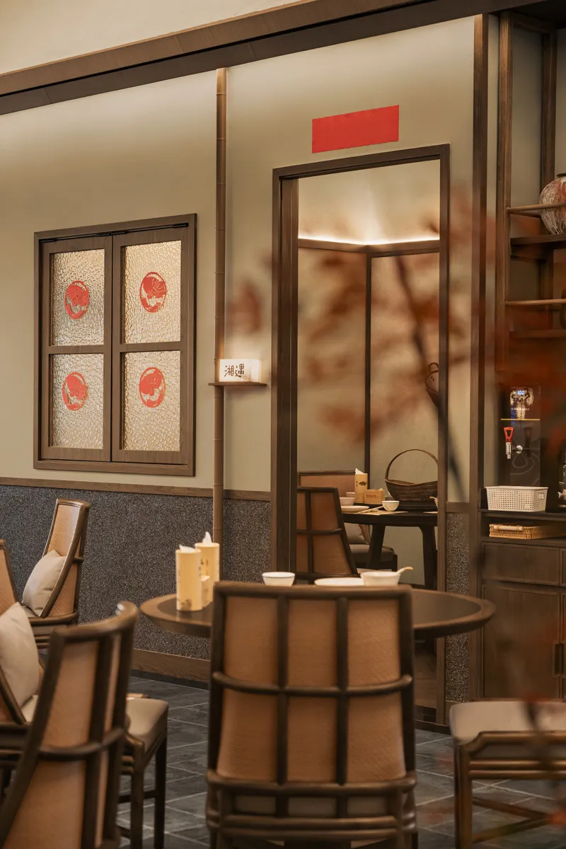 山野特色   朝溪湘伴·魚湯泡飯湘菜餐廳裝修設(shè)計(圖7)